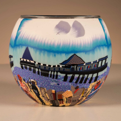 Leuchtglas 21014 Pier am Meer, Handgefertigtes Teelicht mit maritimem Motiv, Blaues Windlicht mit Knetmasse-Design - 0